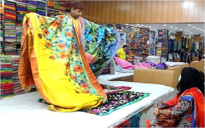 Last moment Eid shopping gets peak in Rajshahi | Business