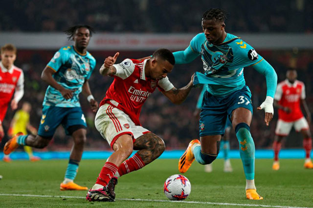 Arsenal blow lead again in damaging West Ham draw