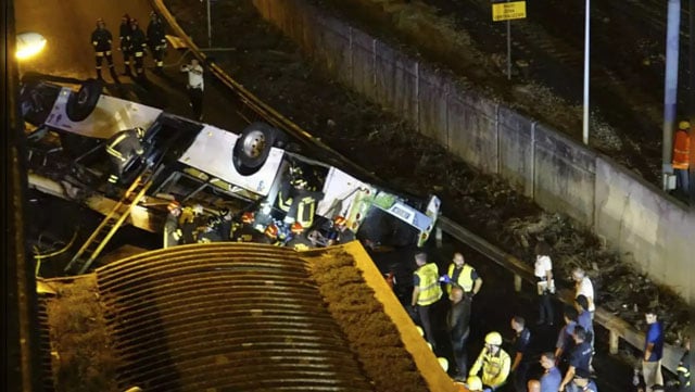 21 killed after bus falls from Venice bridge and catches fire