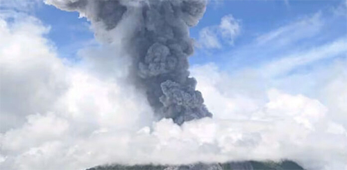 Hundreds flee after Philippine volcano warning