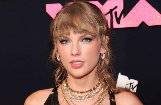 Taylor Swift again urges fans to vote at MTV VMAs