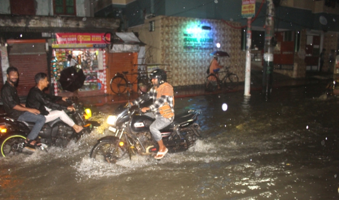 Heavy rainfall cripples civic life in Khulna 