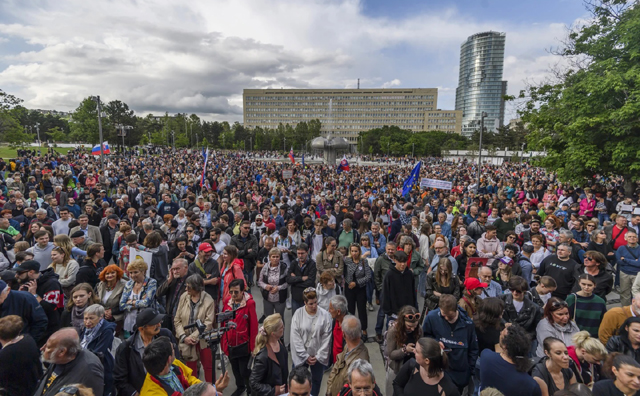 Thousands protest against Slovakia culture minister