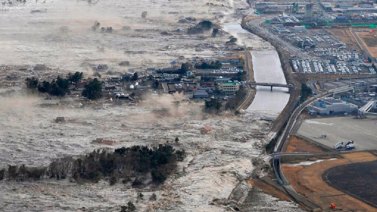 Small tsunamis hit Japan's Izu Islands after quake