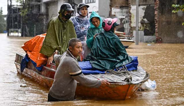 Three killed, thousands evacuated in central Vietnam floods