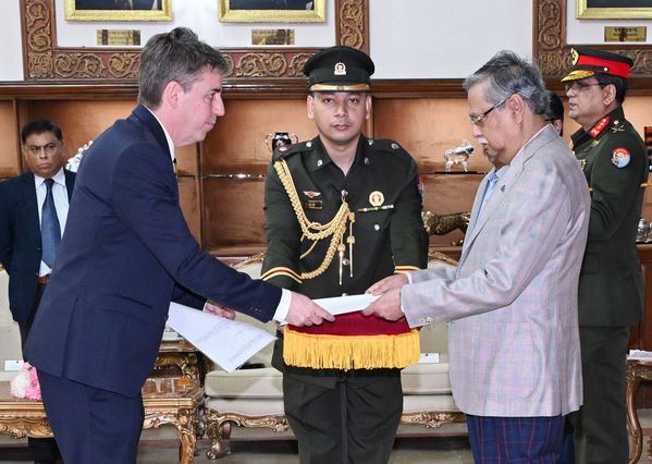 President receives credentials from ambassadors of Sweden, Algeria 