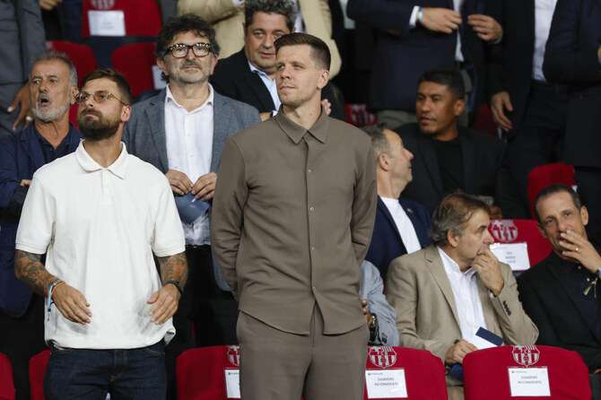 Barca lure goalkeeper Szczesny out of retirement