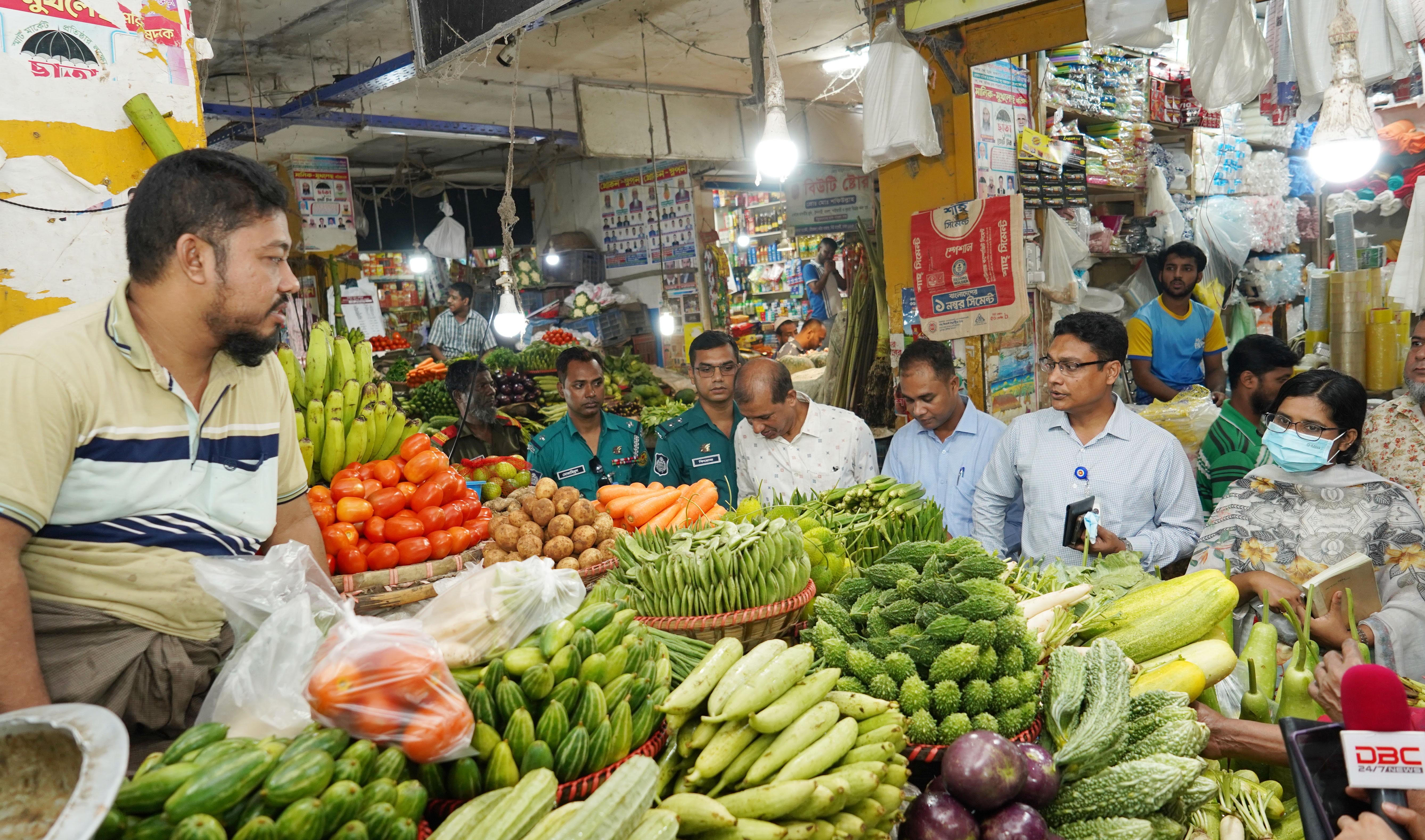 Two market monitoring teams fine 7 traders in city