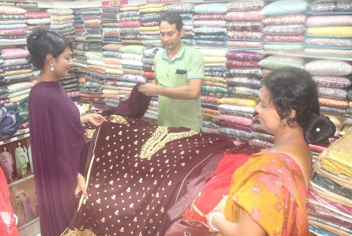 Puja shopping gains momentum in Khulna