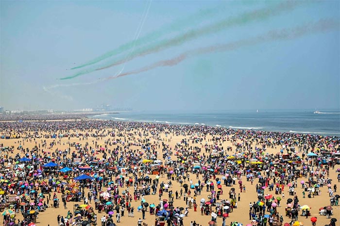 Sweltering heat kills five at crowded India airshow