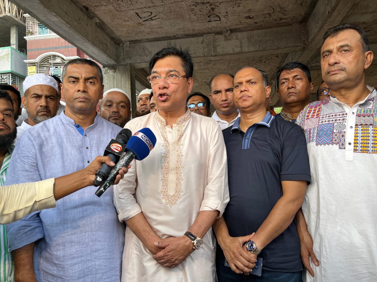 Tarique Rahman provides medical aid to two injured students