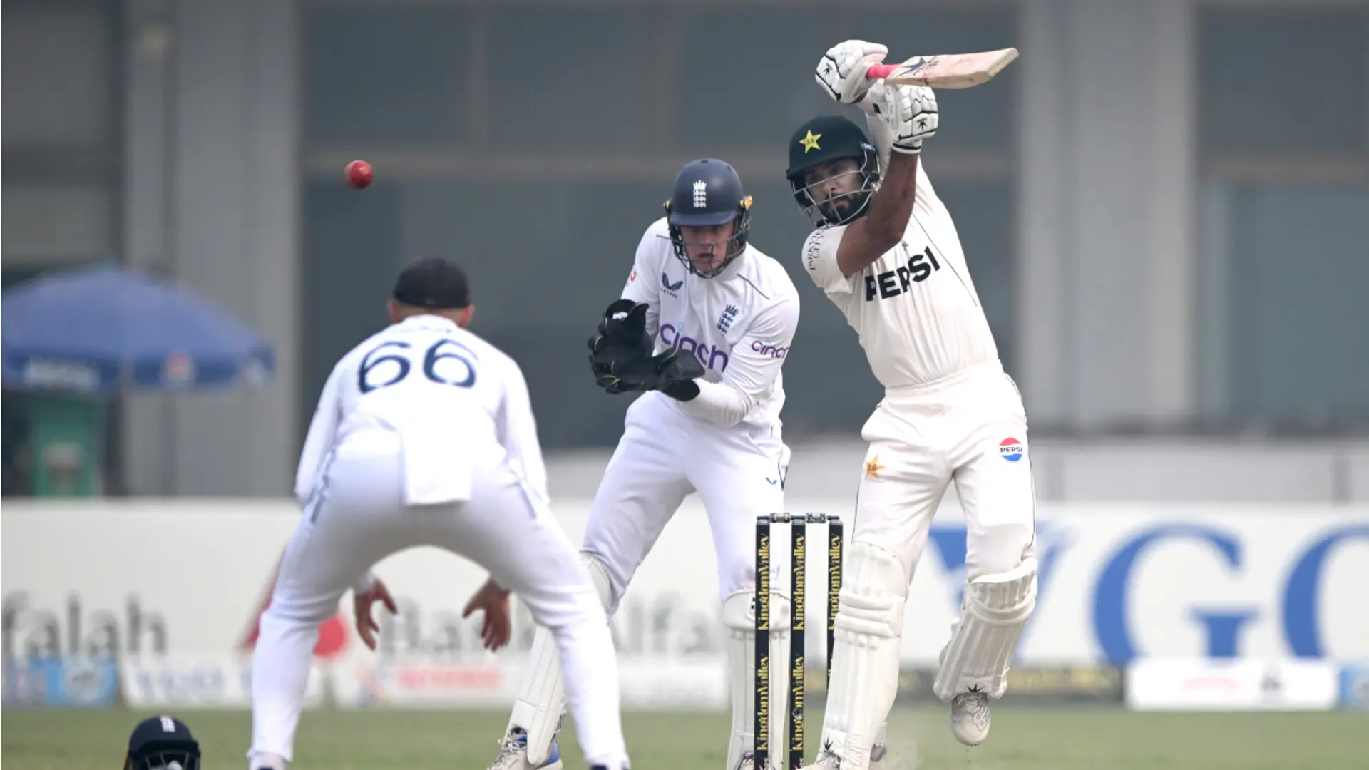 England dismiss Pakistan for 366 in second Test