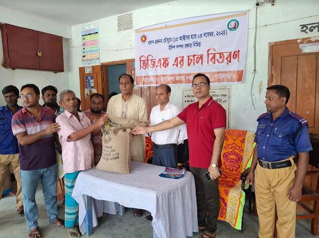 VGF rice being distributed to Gaibandha fishermen