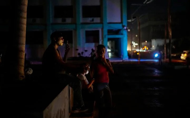 Hurricane leaves six dead in Cuba as power blackout eases