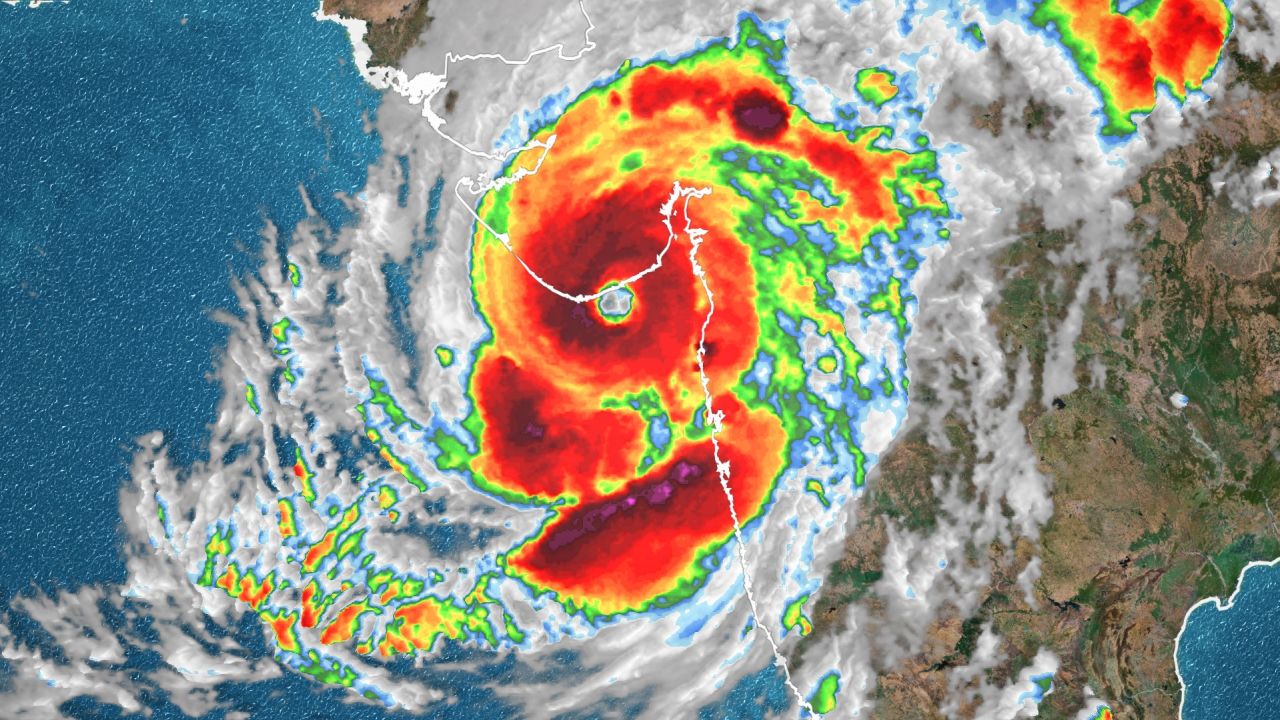 Thousands flee to shelters as cyclone threatens India