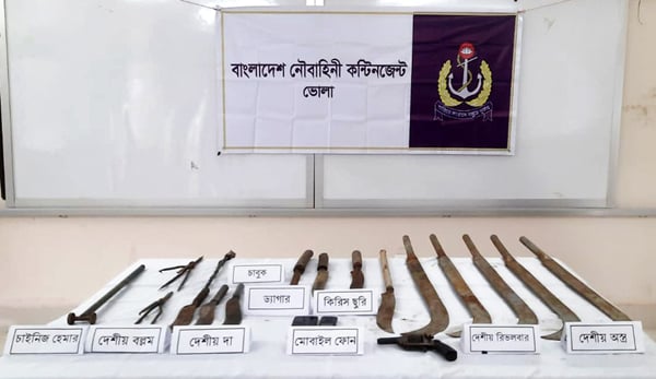 Two robbers held with weapons in Bhola 