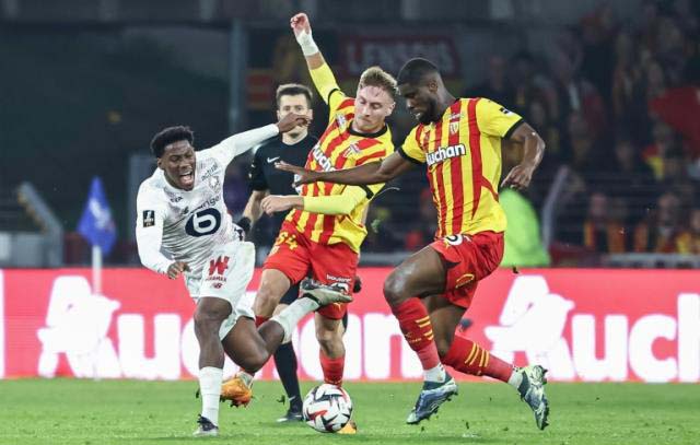 Lille score twice in stoppage-time to beat Lens after 'extraordinary' week