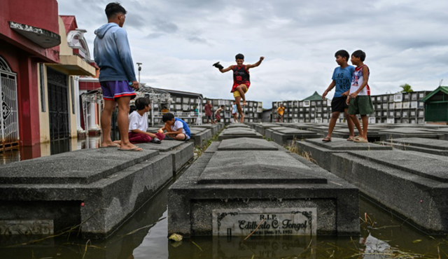 Filipinos brave crowds, flooding for All Saints' Day cemetery visits