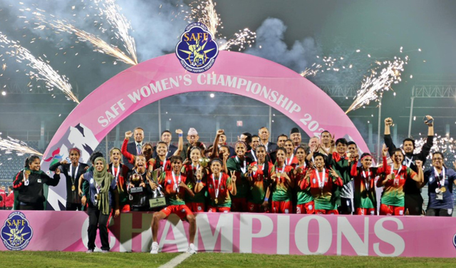 SAFF winning women's footballers arrive in Jamuna