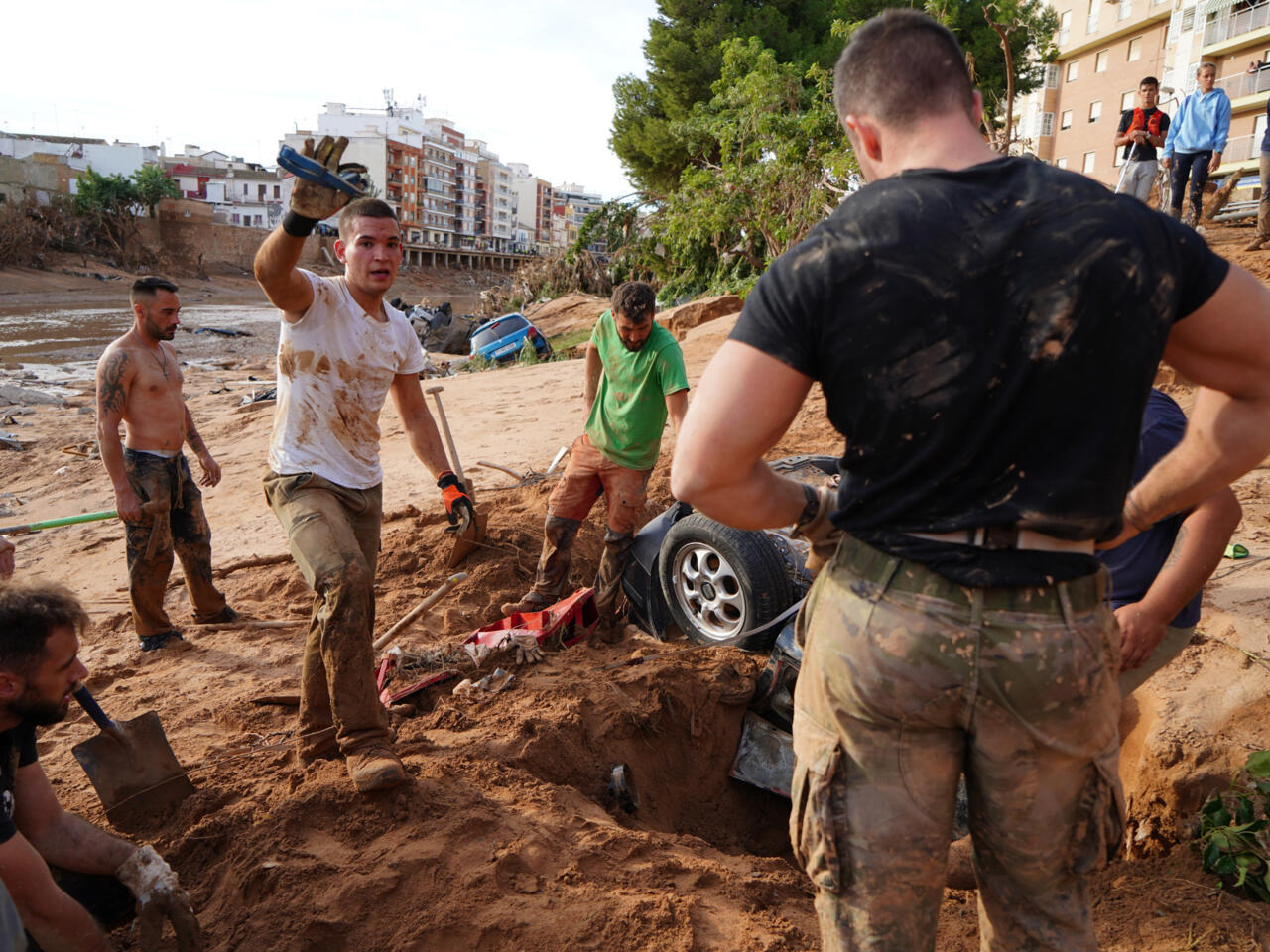 Spain sends thousands more troops to flood epicenter