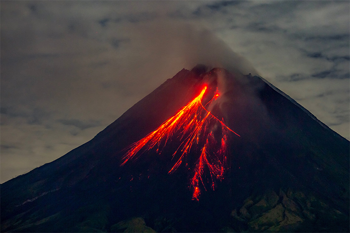 Indonesia volcano erupts again after killing nine day earlier