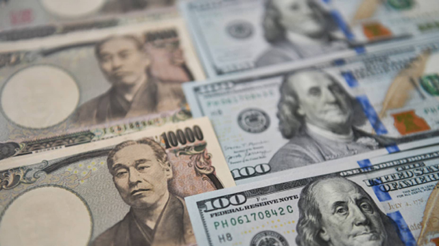 Dollar gains 1.5% against yen, euro ahead of US election result