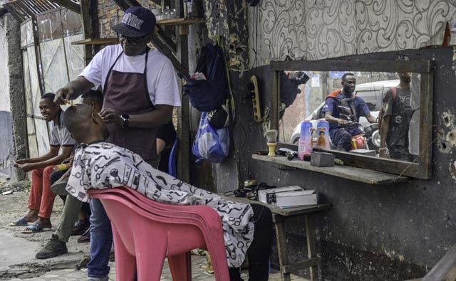 On Kinshasa's streets hairdressers make a quick buck