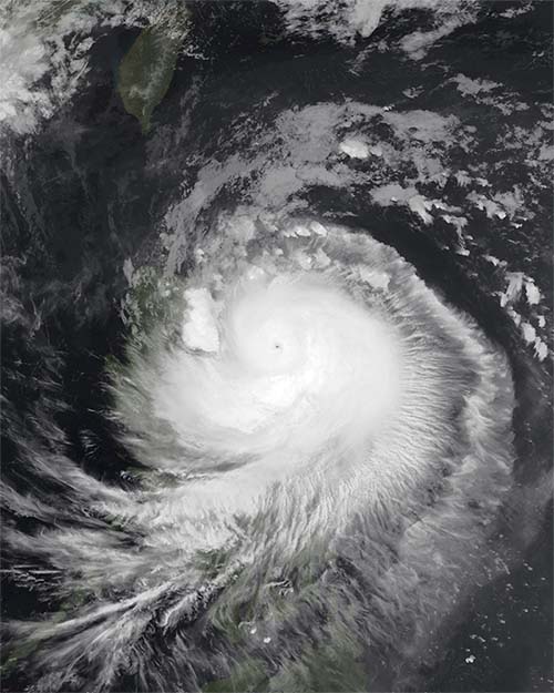 Thousands flee as Typhoon Usagi hits north of Philippines