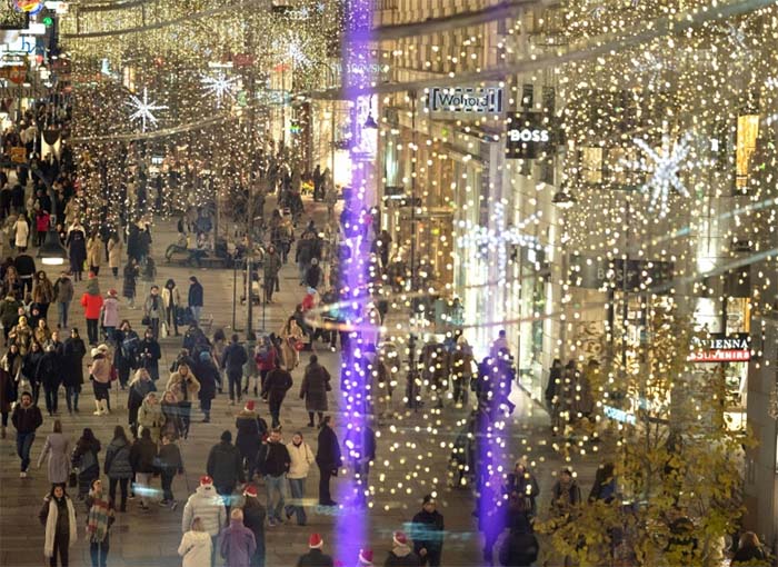 Vienna turns up Christmas glitter to lift shopping gloom