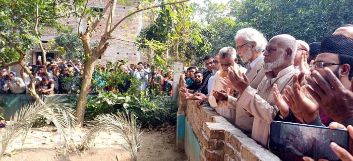 Hassan Ariff visits home of martyred Abdullah at Sharsha 