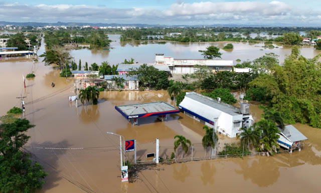 Floods strike thousands of houses in northern Philippines