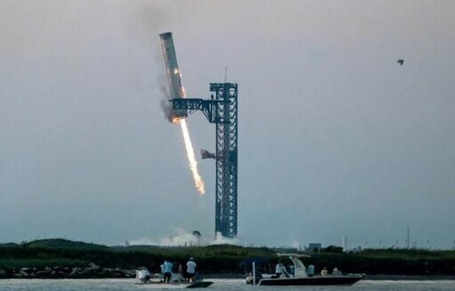 SpaceX fails to repeat Starship booster catch, as Trump watches on