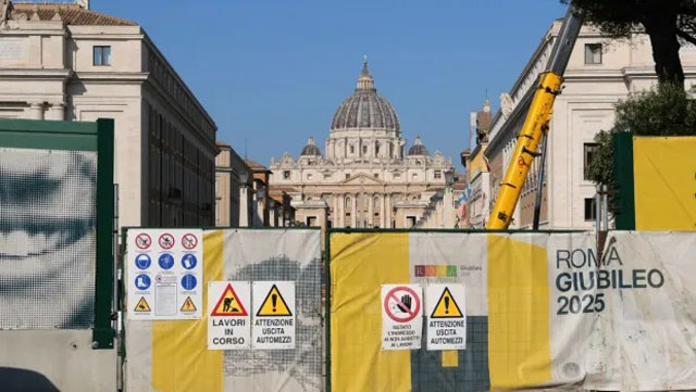 Scaffolding, traffic chaos as Rome readies for pope's Jubilee