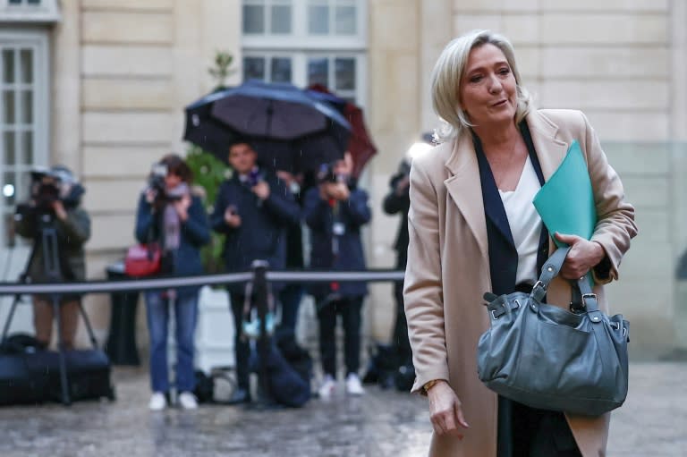 Le Pen meets PM as French government wobbles