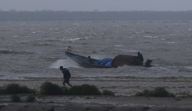 Schools shut as heavy storm approaches India coast