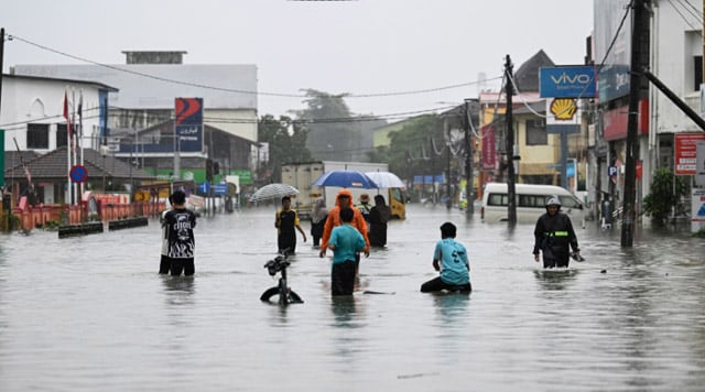 Floods displace 122,000 people in Malaysia