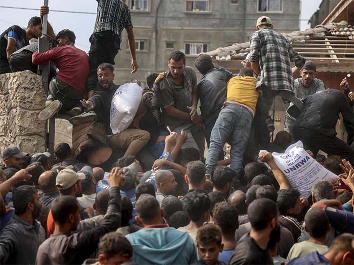 Gazans walk miles for bread and flour amid war shortages