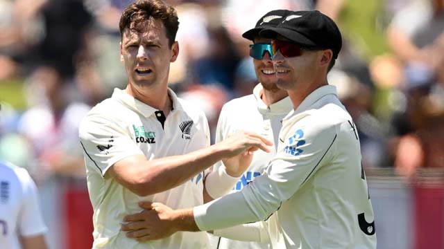 Both England openers dismissed in response to NZ's 347