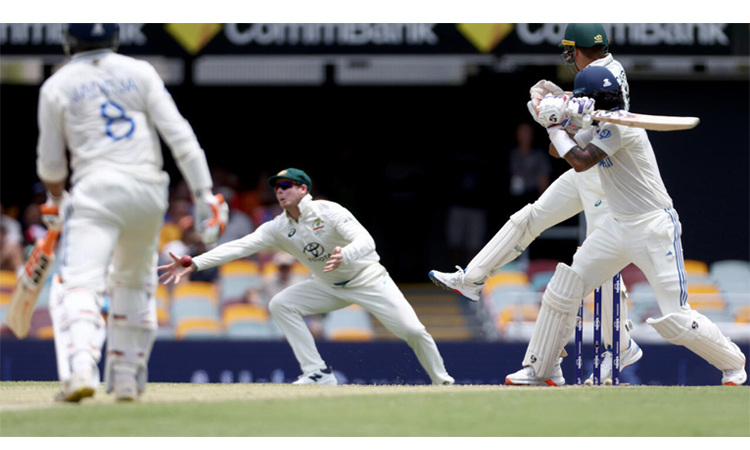 Stunning Smith catch removes Rahul as India reach lunch at 167-6