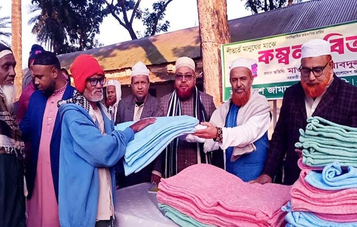 Jamaat distributes blankets among Rangpur destitute