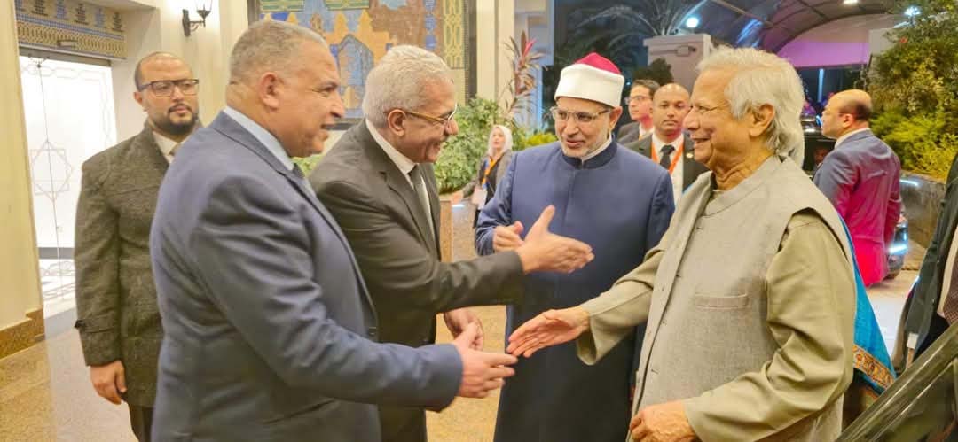 Prof Dawoud welcomes Prof Yunus on Al-Azhar University campus