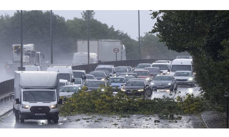 High winds hit UK Christmas travel plans