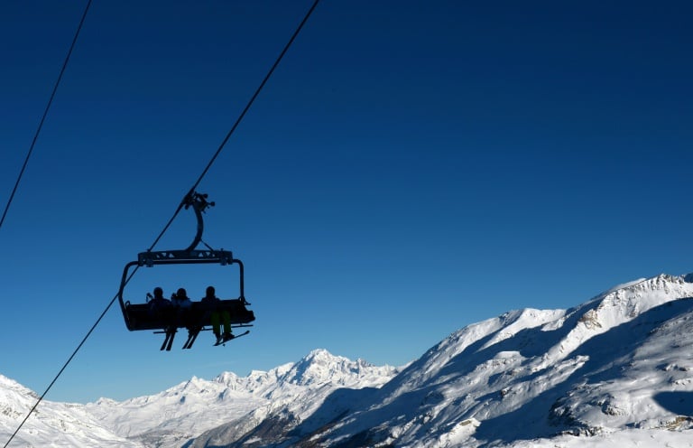 Over 200 skiers rescued by helicopter from chairlift in French Alps        