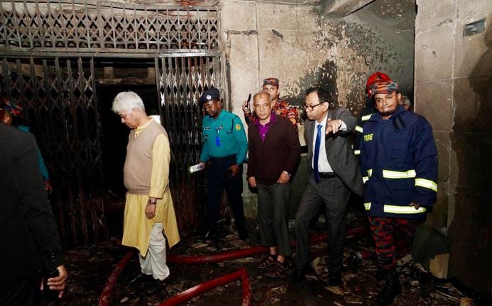 Advisers Jahangir, Adilur visit fire-damaged building at Secretariat 