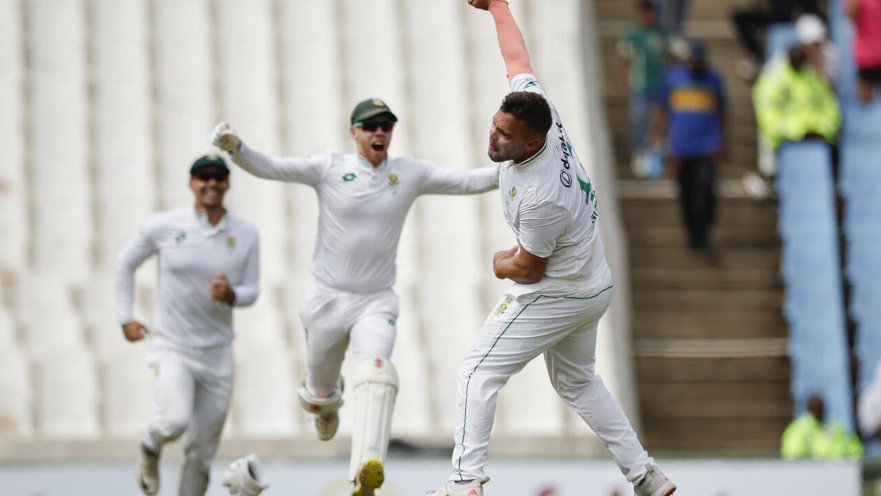 Paterson takes five wickets as Pakistan bowled out for 211