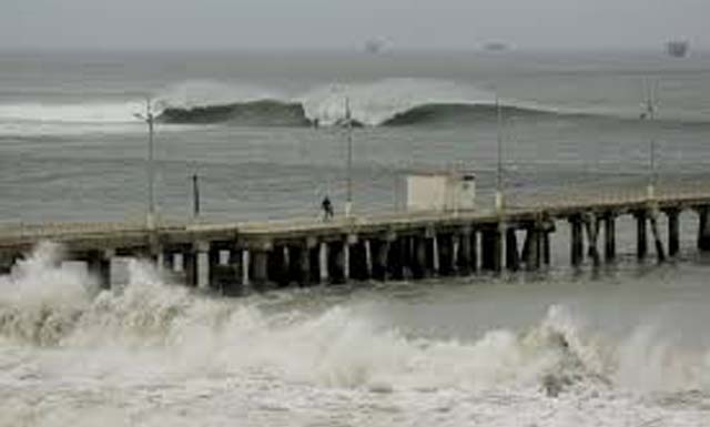 One dead in Ecuador, Peru ports closed amid massive waves