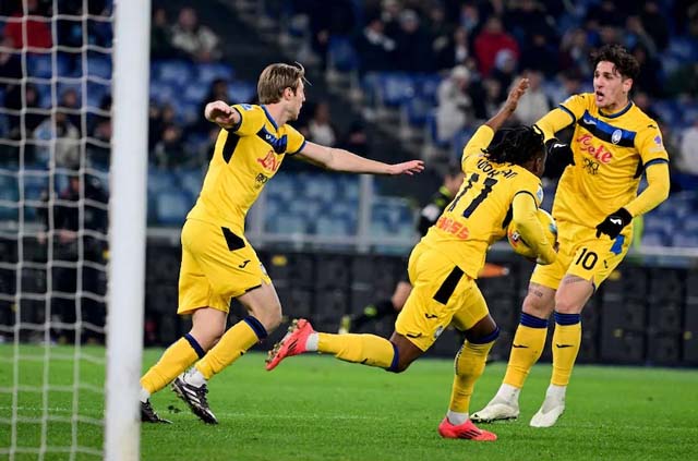 Atalanta snatch late draw at Lazio to hold Serie A lead