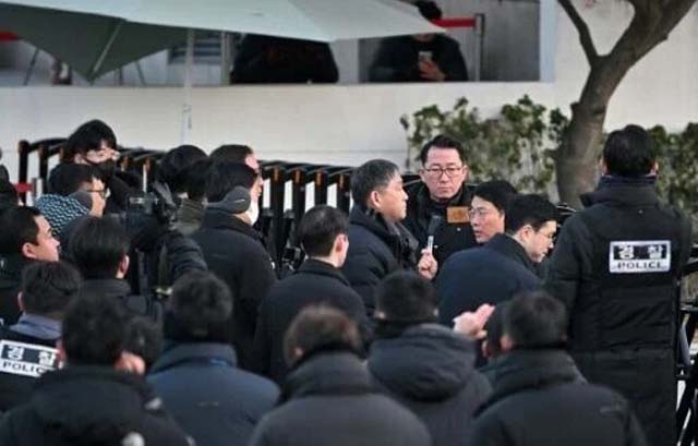 South Korea investigators in standoff to arrest President Yoon