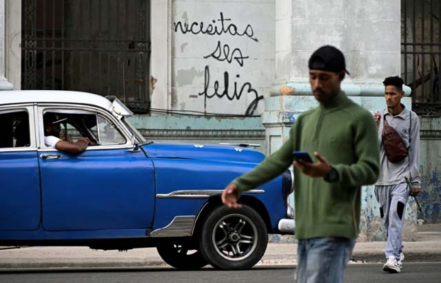 'You need to be happy': graffiti encourages Cuban self-reflection