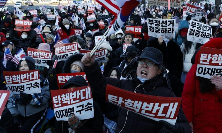 High drama as standoff prevents South Korean leader's arrest